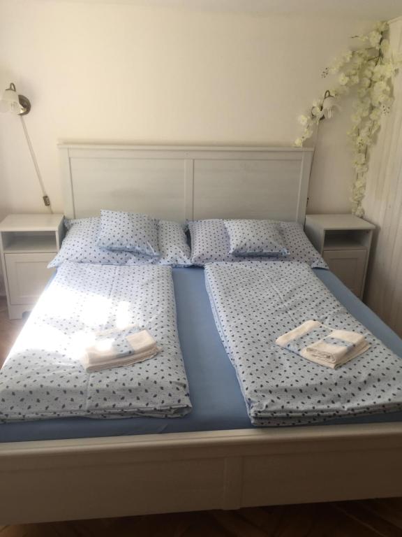 Postel nebo postele na pokoji v ubytování Roubenka Doubravice