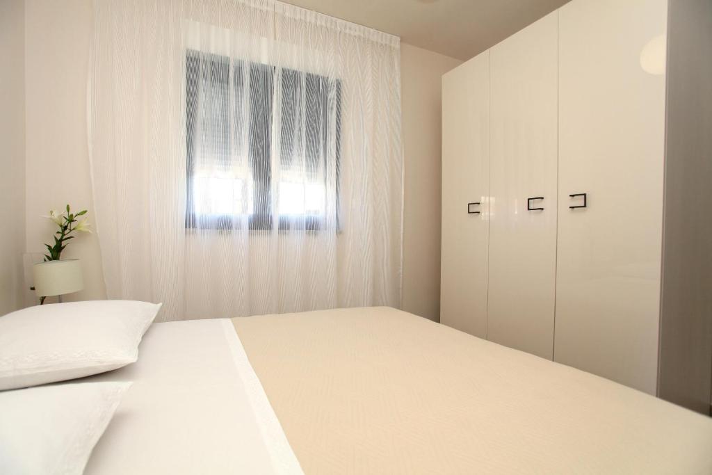 Posteľ alebo postele v izbe v ubytovaní Apartments Villa Aquamarie