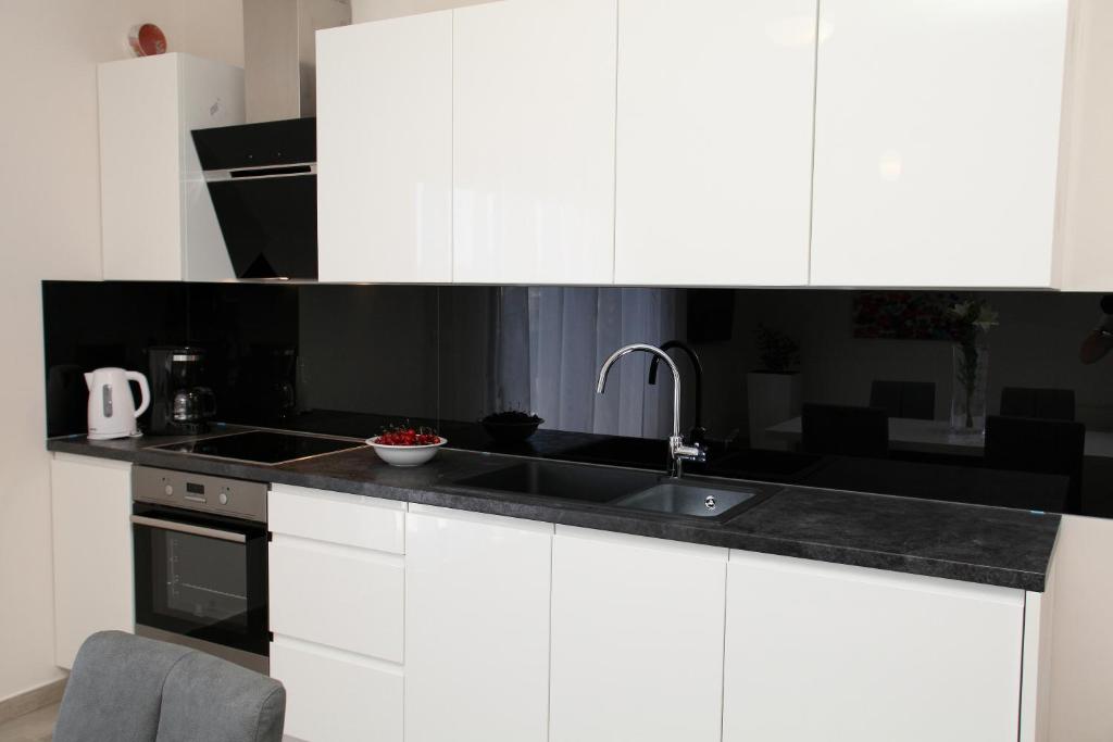 Kuchyňa alebo kuchynka v ubytovaní Apartments Villa Aquamarie