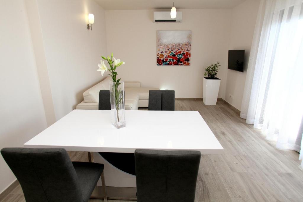 Televízia a/alebo spoločenská miestnosť v ubytovaní Apartments Villa Aquamarie