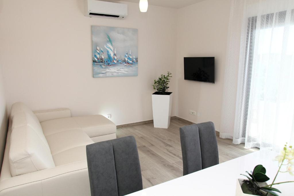 Televízia a/alebo spoločenská miestnosť v ubytovaní Apartments Villa Aquamarie