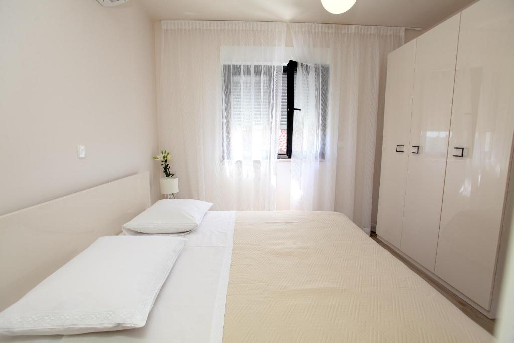 Posteľ alebo postele v izbe v ubytovaní Apartments Villa Aquamarie