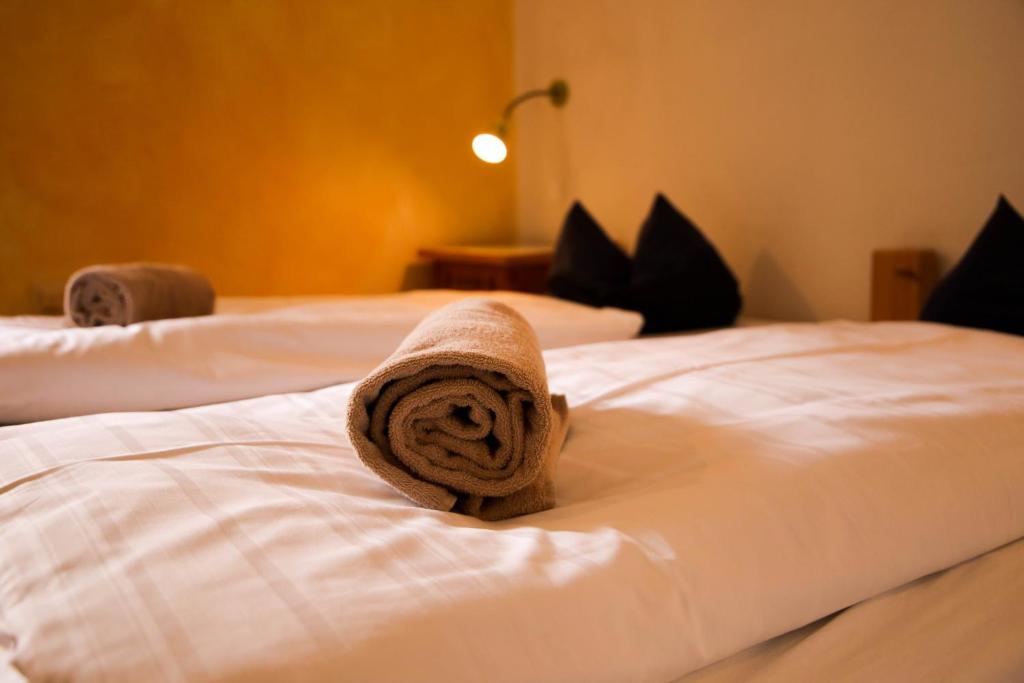Postel nebo postele na pokoji v ubytování Hotel Schwarzer Adler Sillian