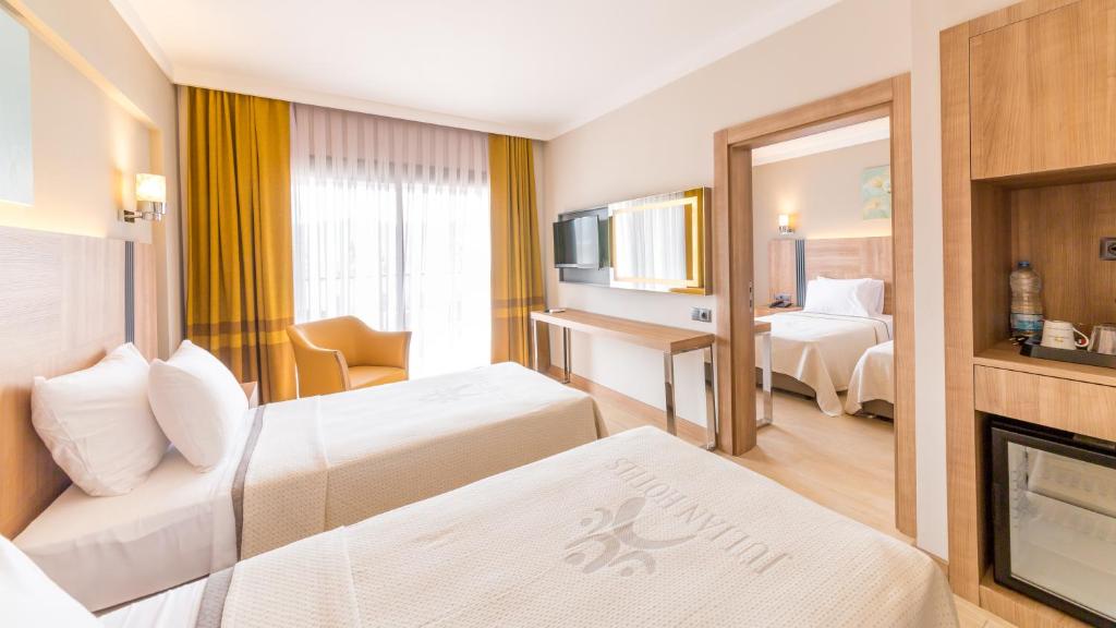 een hotelkamer met 2 bedden en een televisie bij Ada Julian Marmaris in Marmaris