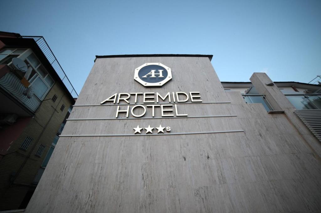 znak hotelowy na boku budynku w obiekcie Hotel Artemide w mieście Aversa