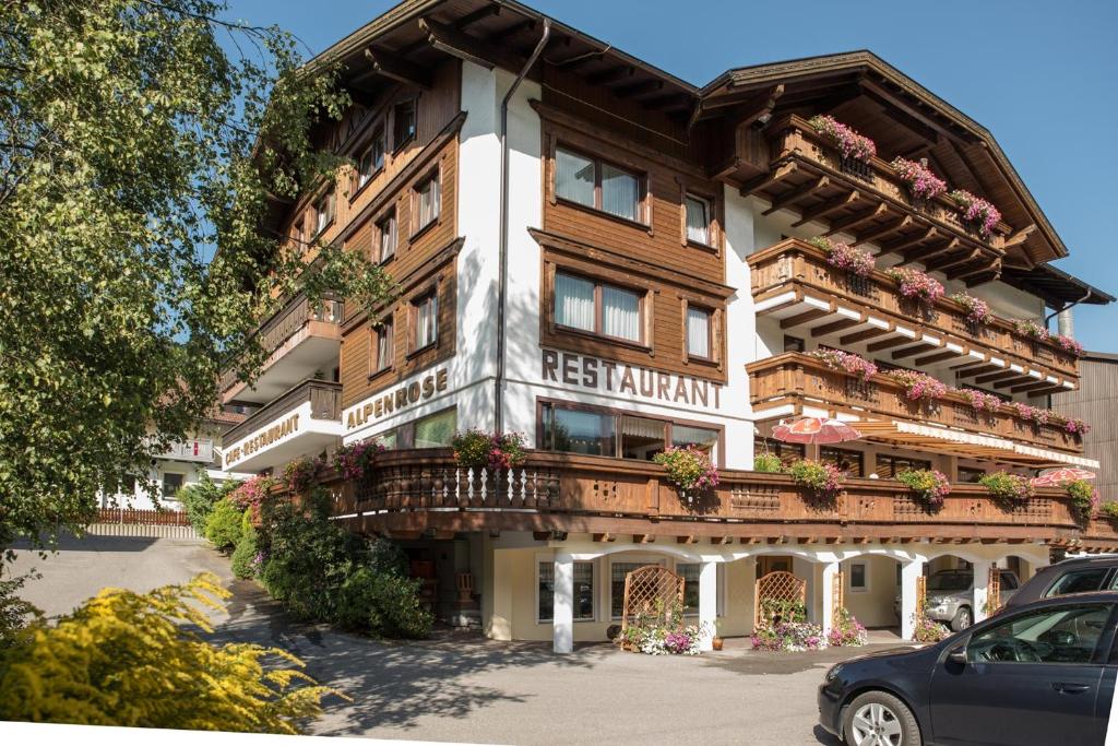 ツェーブレンにあるHotel Alpenroseのバルコニーに花が咲く大きな建物