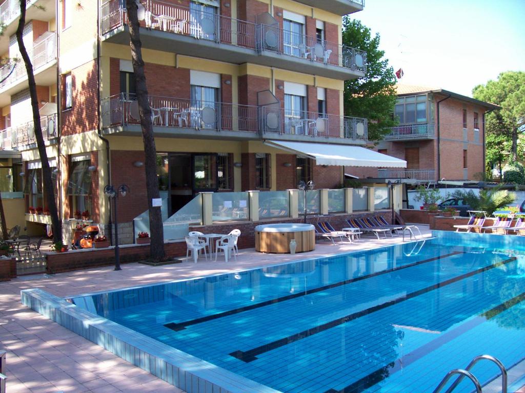 Bazén v ubytování Hotel Ascot nebo v jeho okolí