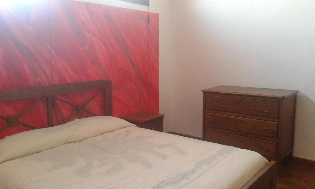 アルベンガにあるVilla Angelaのベッドルーム1室(ベッド1台、木製ドレッサー付)
