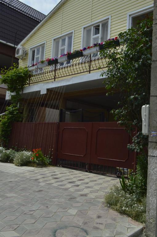 ヴィチャゼヴォにあるГостевой дом у Наталиの花の咲くバルコニー付きの家