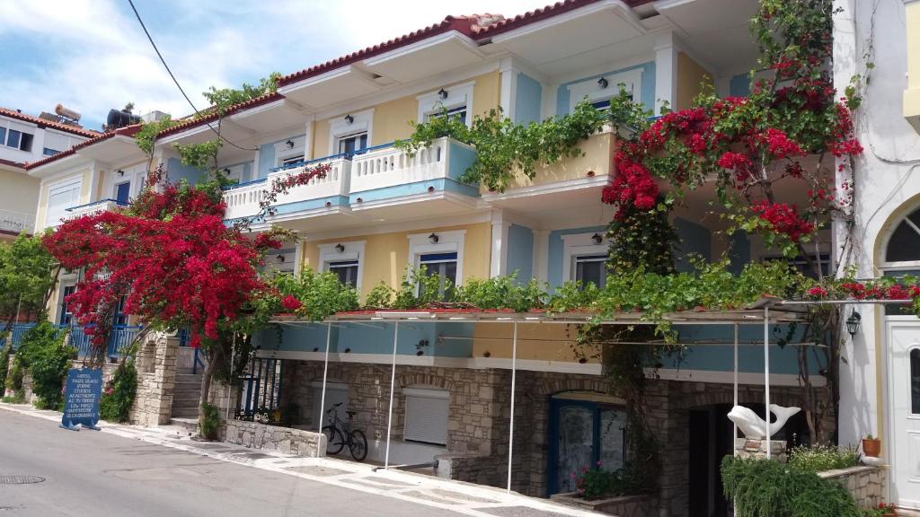 un edificio de apartamentos con flores en los balcones en Paris Beach Hotel, en Iräon