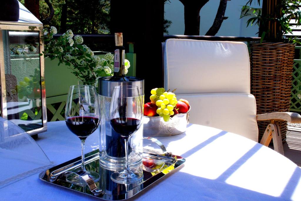 a tray with two glasses of wine on a table at Apartament Rezydencja Bryza Jurata in Jurata