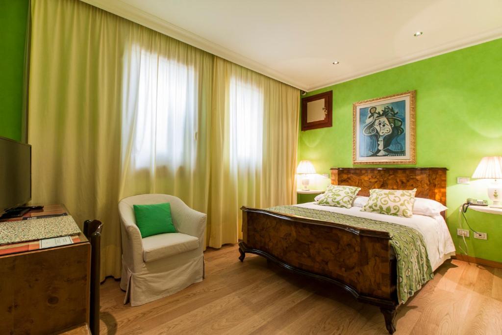 Postel nebo postele na pokoji v ubytování Charming Hotel dei Chiostri
