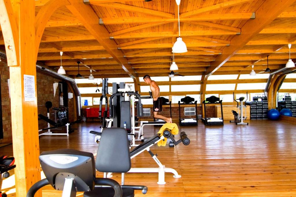 Un homme faisant un tour dans une salle de sport dans l'établissement El Pueblo Tamlelt, à Agadir