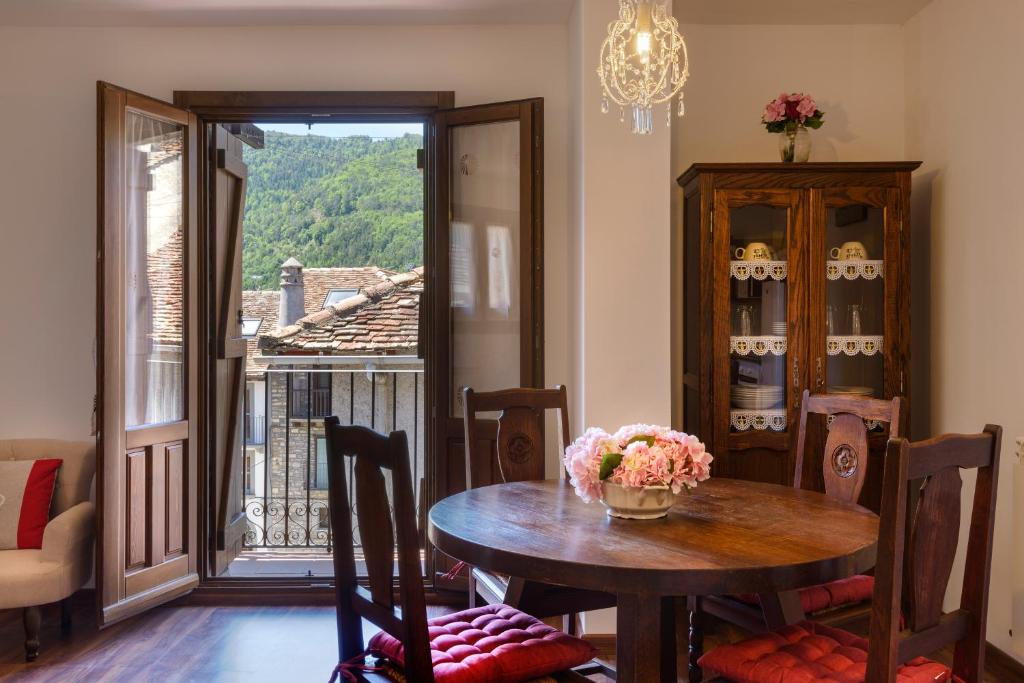 comedor con mesa y balcón en Loft Casa Paloma, en Ansó