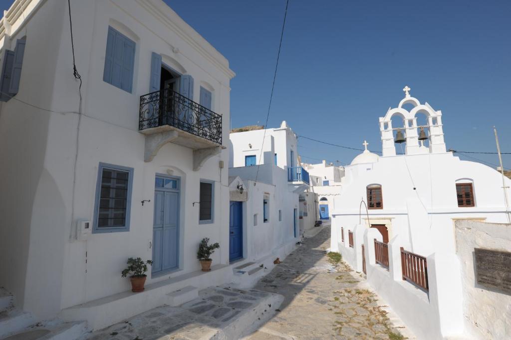 een straat met witte gebouwen en een kerk bij Thomas Traditional House in Chora in Amorgós