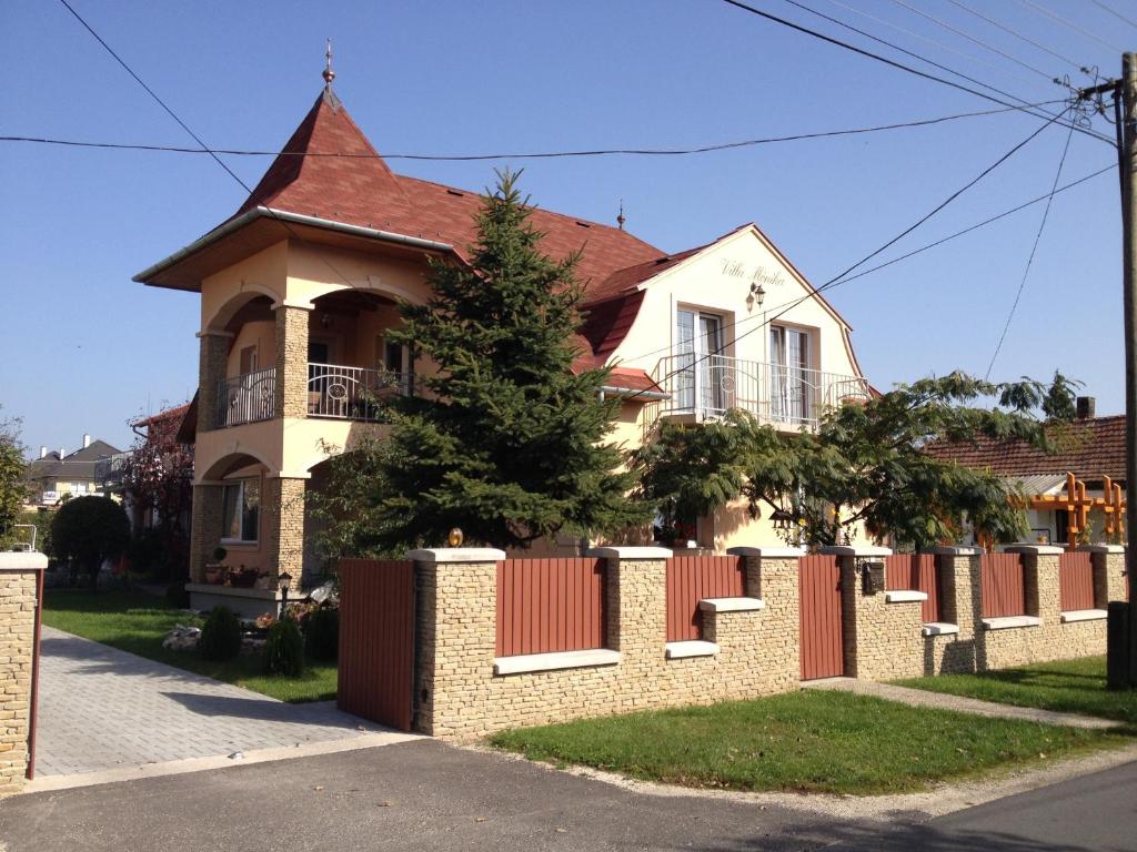 een huis met een hek ervoor bij Villa Mónika in Keszthely
