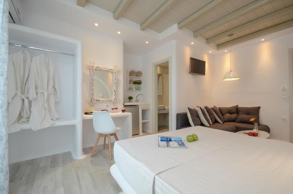 Televízia a/alebo spoločenská miestnosť v ubytovaní Naxian Spirit Suites & Apartments