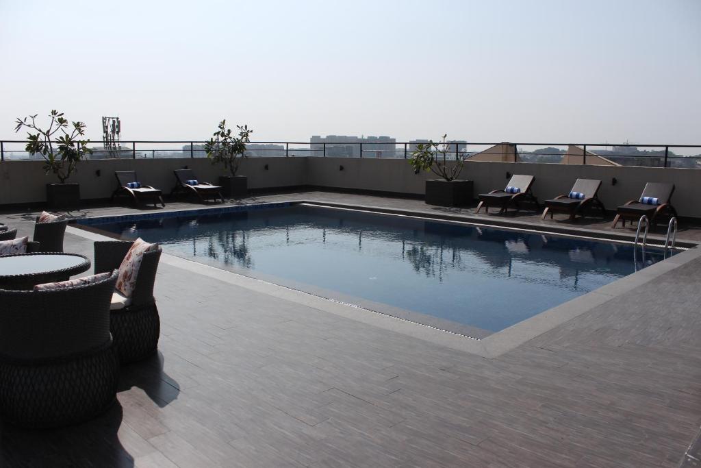 Bazén v ubytování Goldfinch Hotel Mumbai nebo v jeho okolí