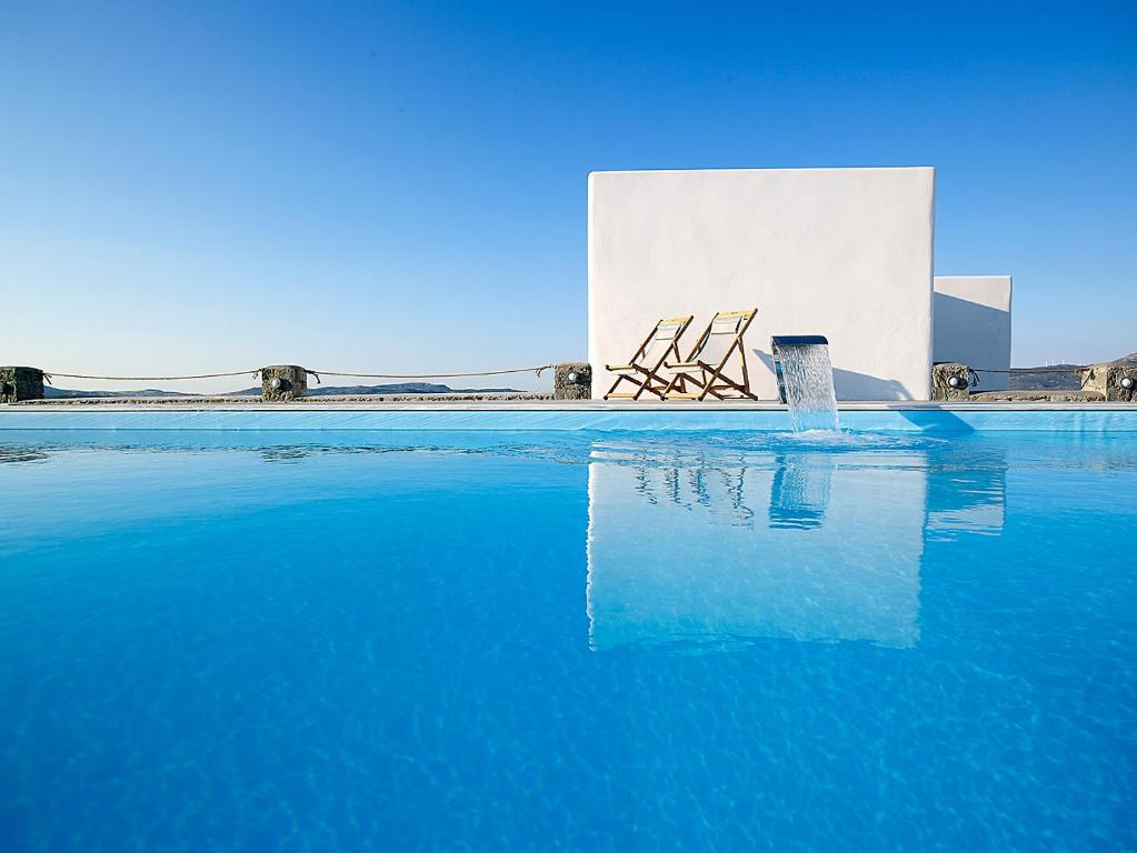 Bazén v ubytování Lithos Luxury Rooms (Adults Only) nebo v jeho okolí