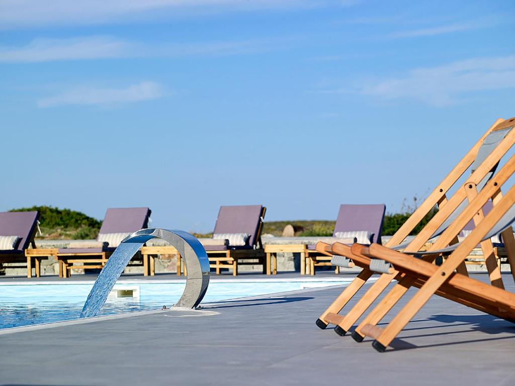 Bazén v ubytování Lithos Luxury Rooms (Adults Only) nebo v jeho okolí