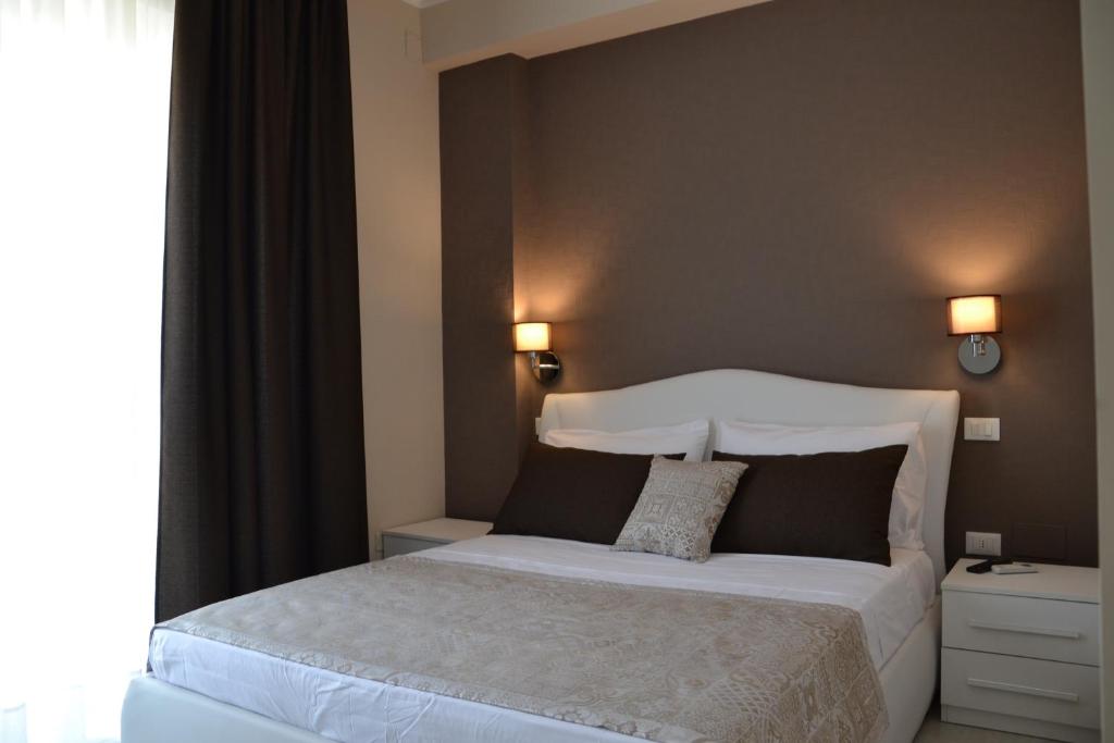 ヴェーリエにあるB&B Terra d'Orienteのベッドルーム(白いベッド1台、大きな窓付)