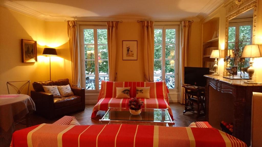 sala de estar con sofá y mesa en Sur Le Vieux Port Appartement Vue Sur Mer, en La Rochelle