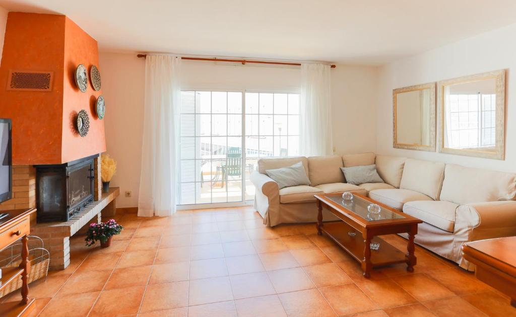 uma sala de estar com um sofá e uma lareira em La Marina, casa en playa San Pol de Mar, Barcelona em Sant Pol de Mar