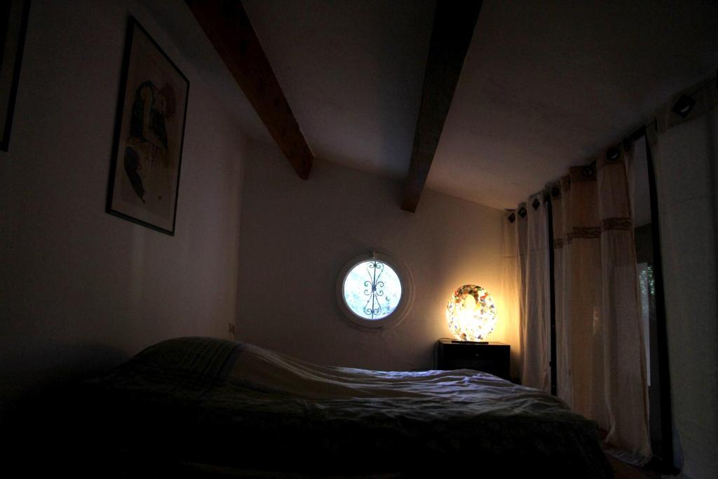 Säng eller sängar i ett rum på Mazet du C'riquet