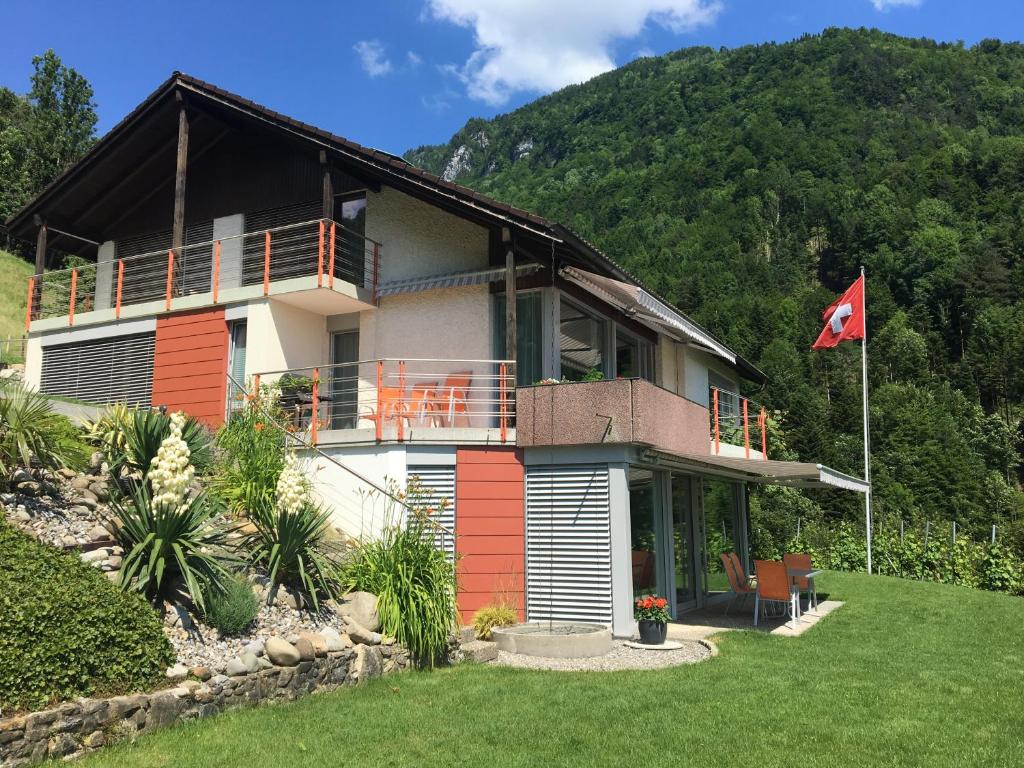 ein Haus mit einer Flagge davor in der Unterkunft FeWo Müller-Bläuer in Gersau