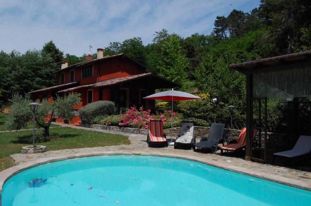 ein Pool vor einem Haus in der Unterkunft Villa Vitalina in Ghivizzano