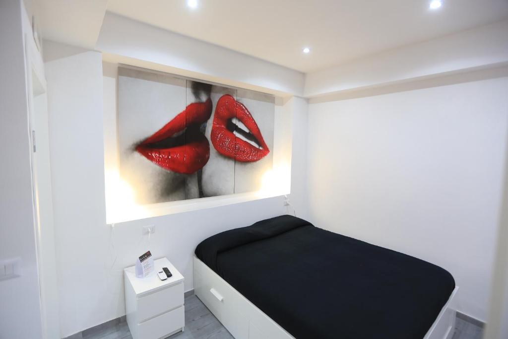 Pokój ze zdjęciem czerwonych butów na ścianie w obiekcie Cico B&B w mieście Napoli