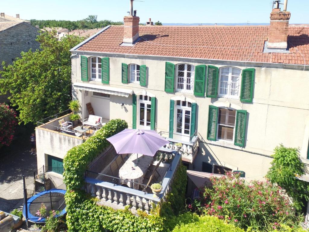 una vista aérea de una casa con sombrilla en Maison de maître à BRAM # Jacuzzi, en Bram