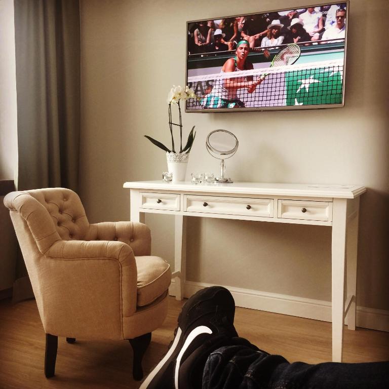Telewizja i/lub zestaw kina domowego w obiekcie Sea Sail Apartments