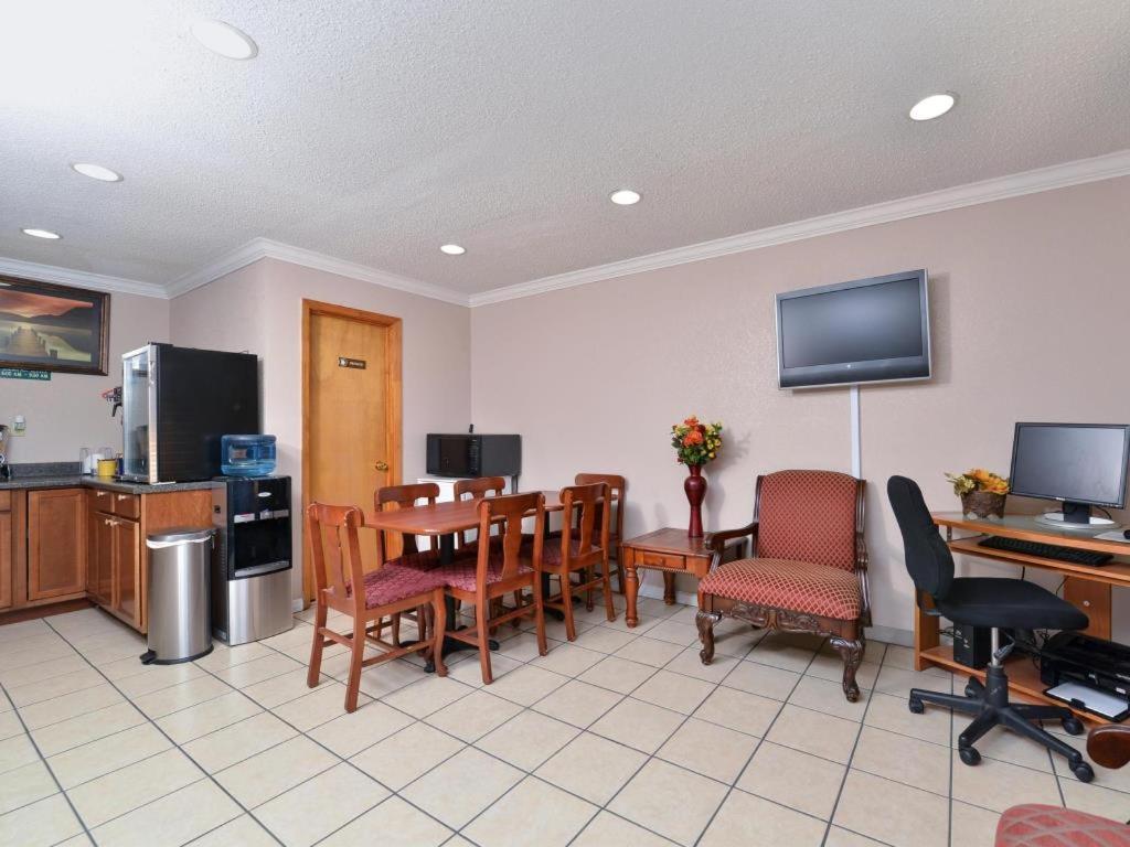 a room with a dining room with a table and chairs at Americas Best Value Inn-Indianola in Indianola