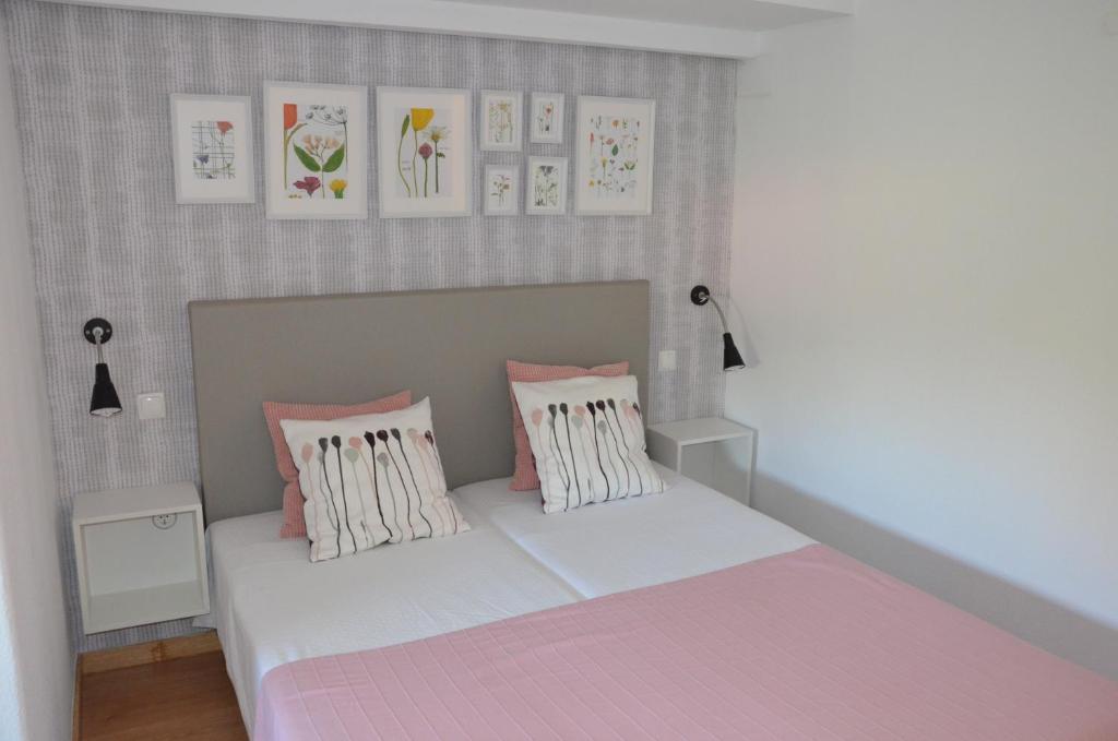 a small bedroom with a pink and white bed at ABLA Guest House in Carcavelos