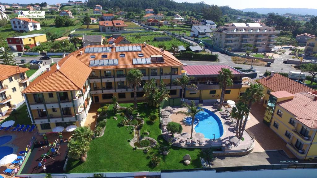 uma vista aérea de um resort com uma piscina em Apartamentos Atlántico Resort em Montalvo