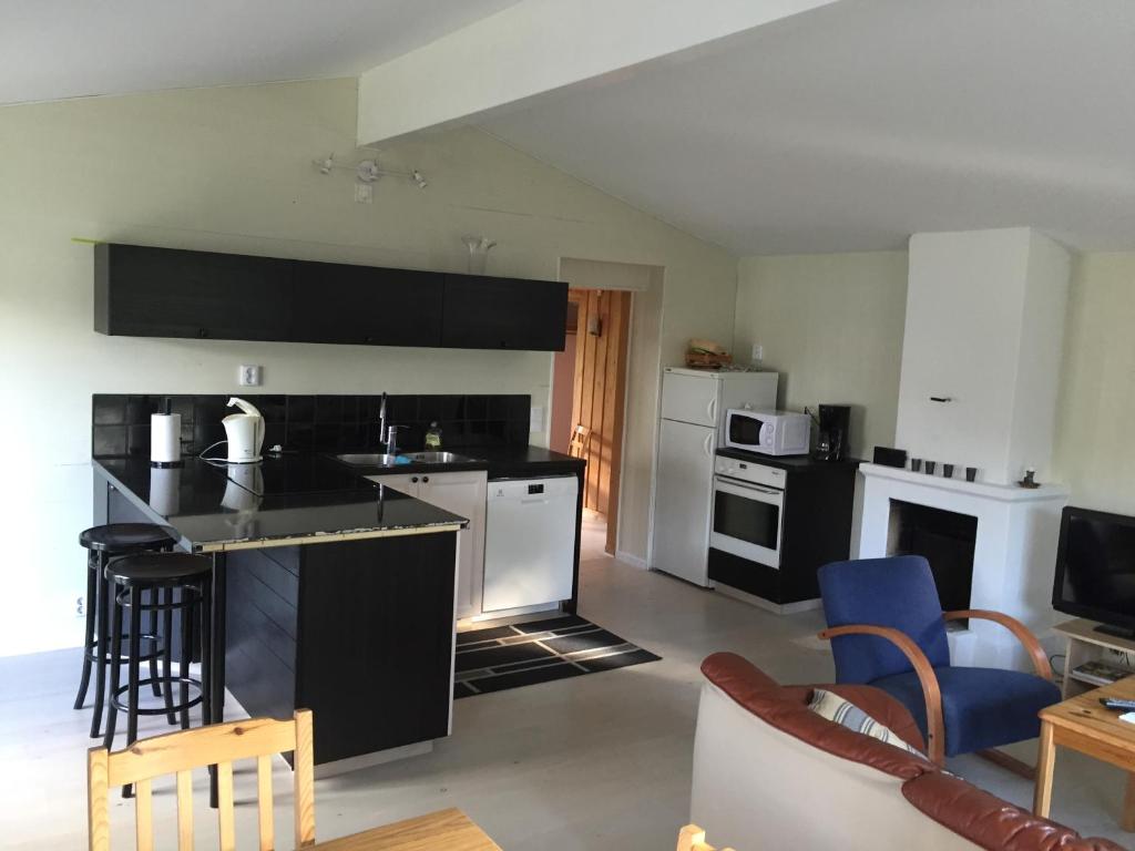 Kuchyň nebo kuchyňský kout v ubytování Ljugarn Holiday Home