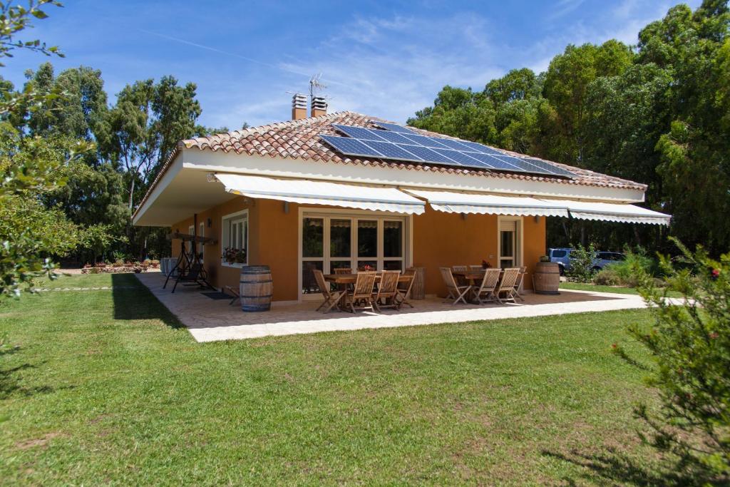 une maison avec des panneaux solaires sur le toit dans l'établissement Villa Arzilla Sardegna, à Alghero