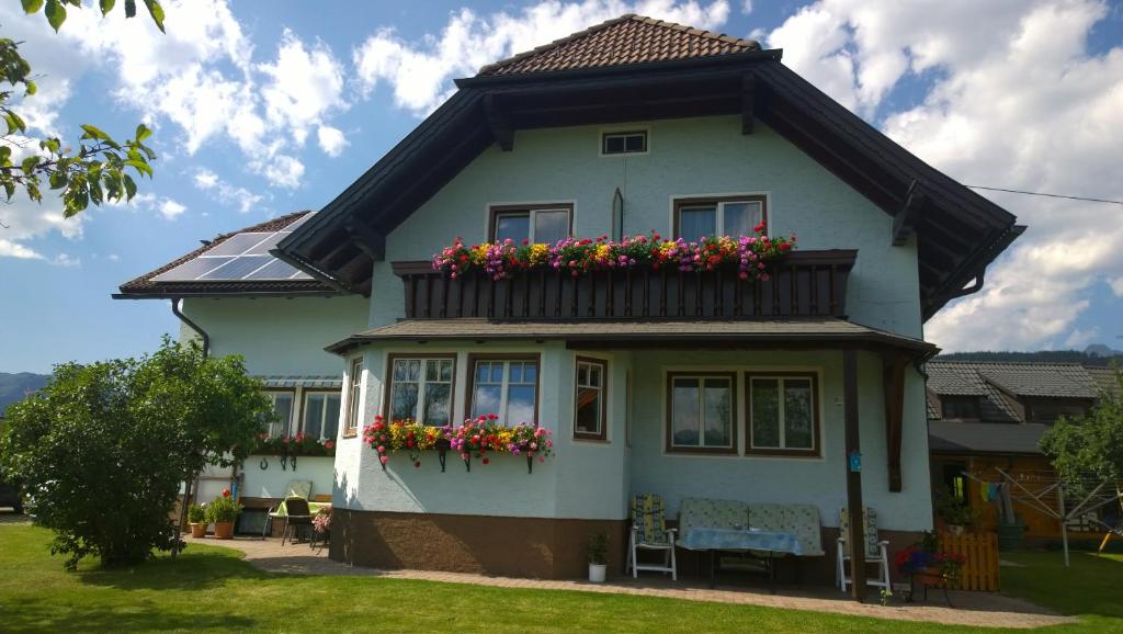 マリアプファルにあるHaus Ferner-Lerchnerの花の咲くバルコニー付きの家