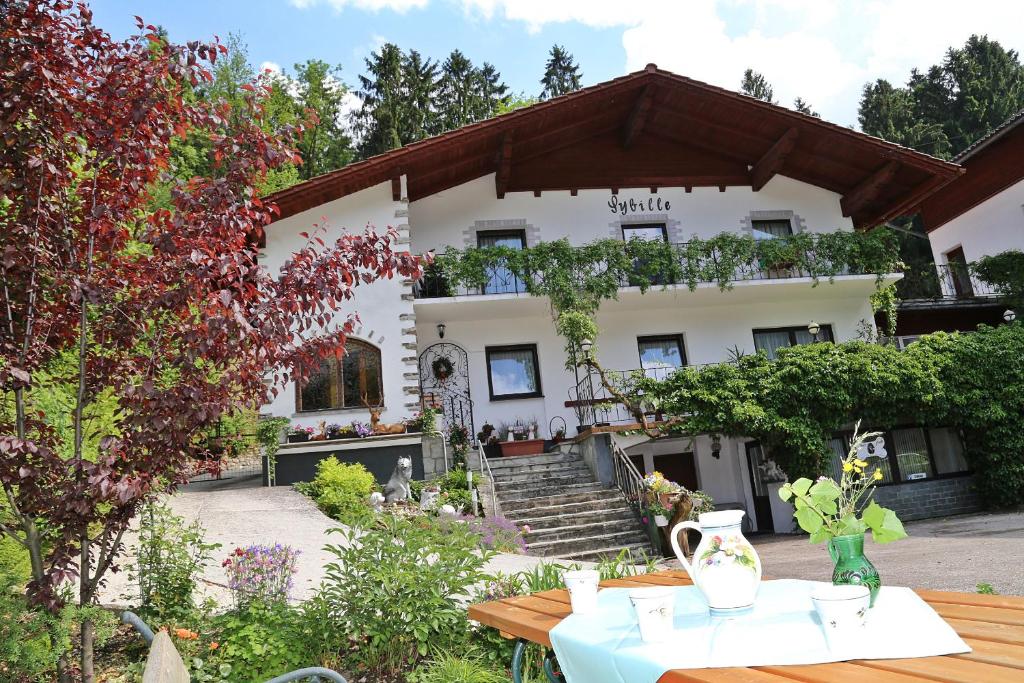 un edificio con una mesa delante en Pension Sybille, en Ebensee