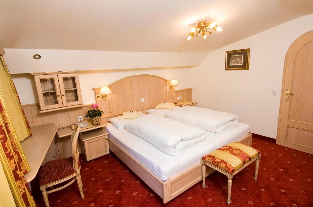 Postel nebo postele na pokoji v ubytování Alpenhotel Fernau