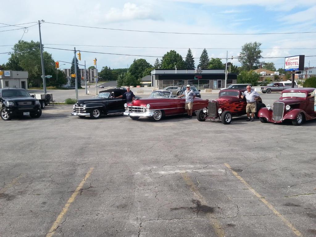 a group of antique cars parked in a parking lot at Canadiana Motel in Hanover