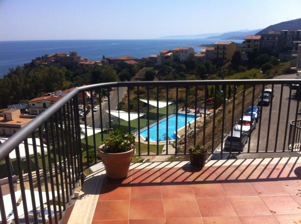 Uitzicht op het zwembad bij Casa Vacanza Castel di Tusa of in de buurt