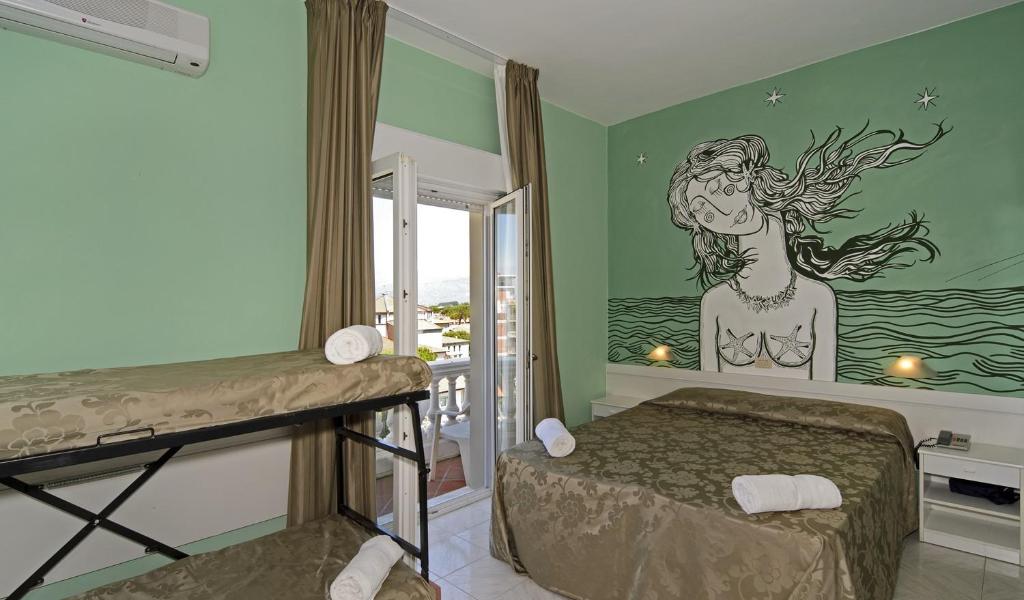 Hotel Regina - Vierbettzimmer Mit Balkon Und Seitlichem Meerblick