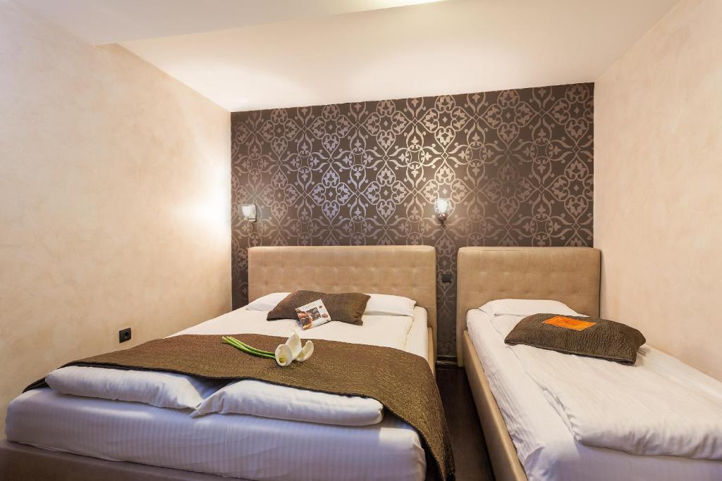 Rúm í herbergi á Guest House Vila Bajka