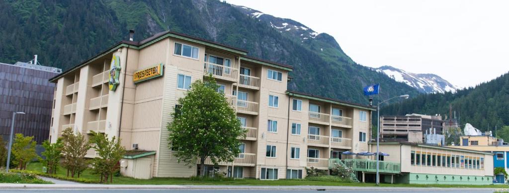 Nespecifikovaný výhled na hory nebo výhled na hory při pohledu z hotelu