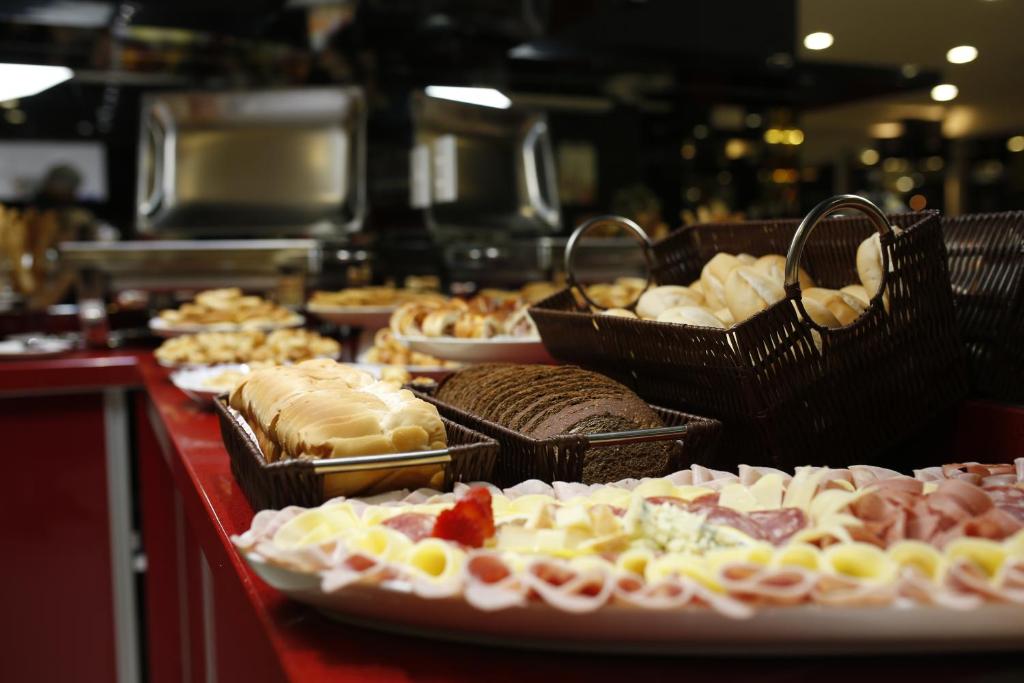  Holiday & Business Hotel