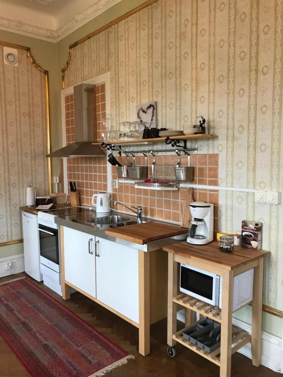 een keuken met een wastafel en een aanrecht bij Gamla Stan Simrishamn in Simrishamn