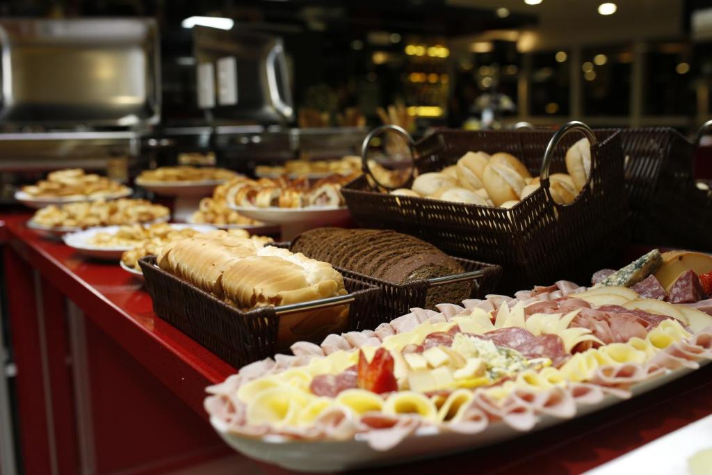  Holiday & Business Hotel