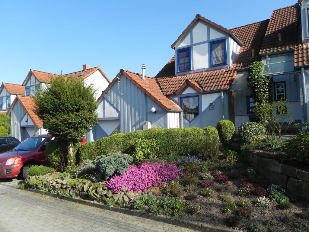 een huis met een bloementuin ervoor bij Haus Luise in Homberg